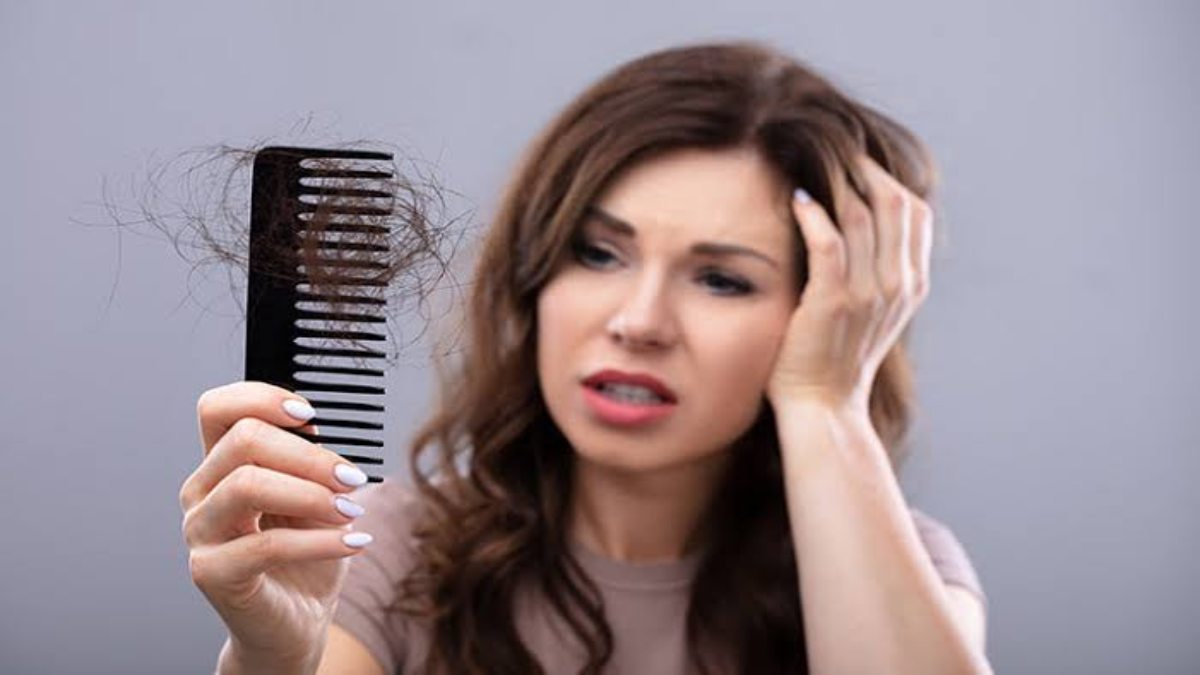 अगर बहुत झड़ रहे हैं आपके भी बाल, तो हो सकती हैं ये बीमारियां, एक बार जरूर करवाएं टेस्ट …