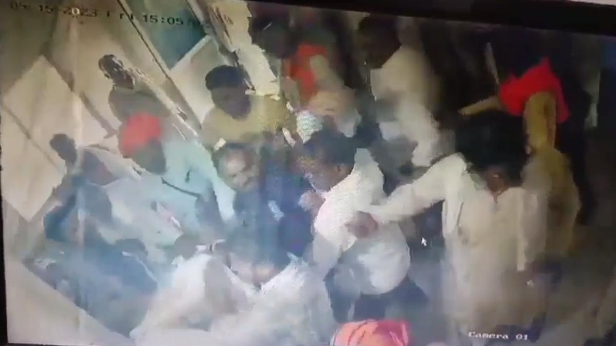 बिजली कर्मचारियों के साथ मारपीट, VIDEO: ऑफिस में घुसकर ग्रामीणों ने मचाया उत्पात, CCTV में कैद हुई घटना
