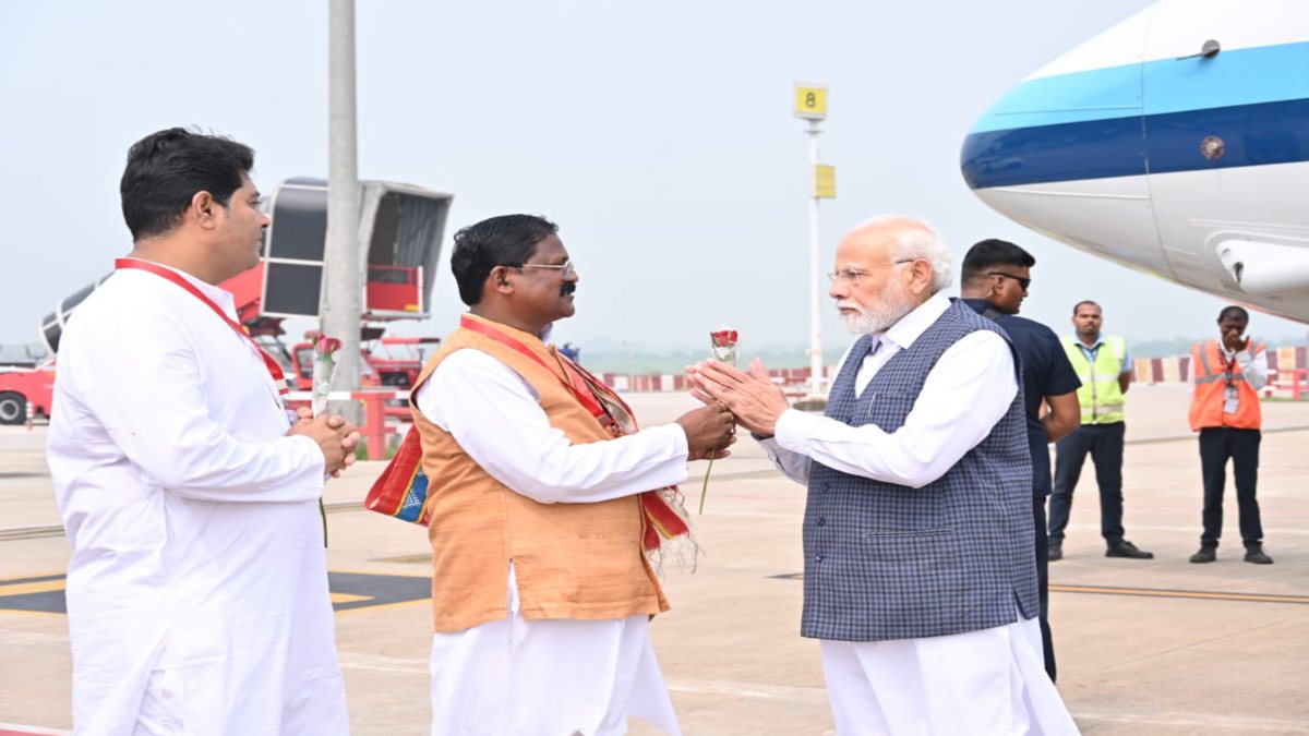 रायपुर पहुंचे प्रधानमंत्री मोदी, मंत्री अमरजीत ने किया स्वागत, बिलासपुर के लिए हुए रवाना
