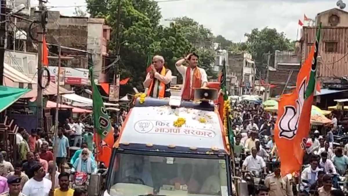 सिंधिया-तोमर ने जन आशीर्वाद यात्रा के रथ पर सवार होकर किया रोड शो: श्योपुर में चुनाव कार्यालय का उद्घाटन भी किया, कार्यकर्ताओं को एकजुट होकर काम करने का दिया संदेश