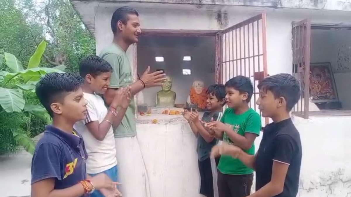 हैप्पी बर्थ-डे टू यू मोदी जी… VIDEO: बच्चों ने पीएम मोदी के इकलौते मंदिर पहुंचकर उतारी आरती, दी जन्मदिन की बधाई