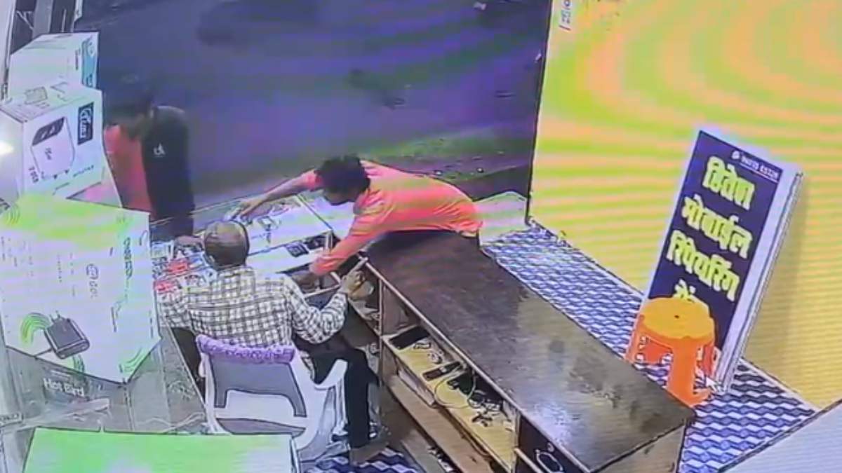 CG में चोरी का LIVE VIDEO : ईयरफोन खरीदने के बहाने  दुकान संचालक को उलझाया, फिर काउंटर से 50 हजार कैश लेकर रफूचक्कर