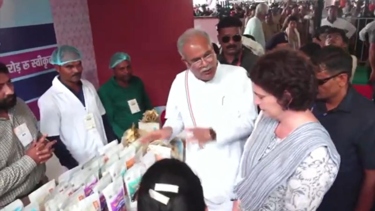 LIVE : महिला समृद्धि सम्मेलन में पहुंची प्रियंका गांधी, साथ में हैं मुख्यमंत्री भूपेश बघेल…