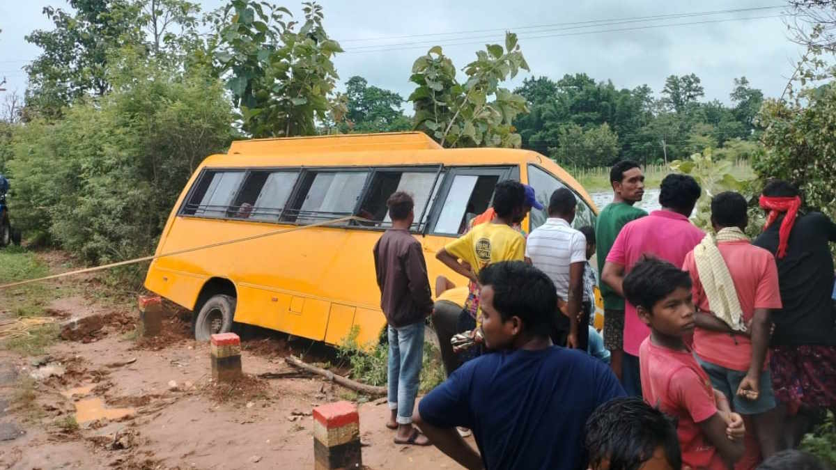 CG NEWS : ओवरटेक करते समय सड़क से उतरी स्कूल बस, चीख-पुकार के बीच ग्रामीणों ने बच्चों को सुरक्षित निकाला…