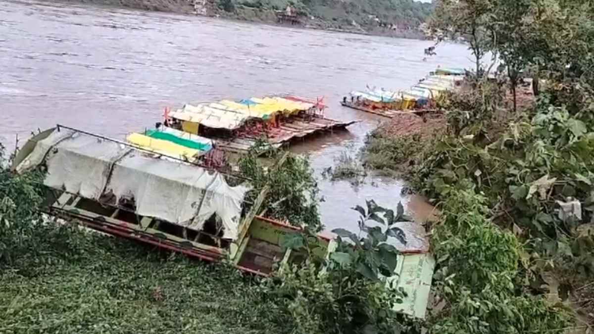 खंडवा में बाढ़ के बाद रोजी-रोटी का संकट: नदी में बही 20 से अधिक नाव, पानी उतरने के बाद पहाड़ पर लटकी, नाविक परिवारों की आजीविका खतरे में