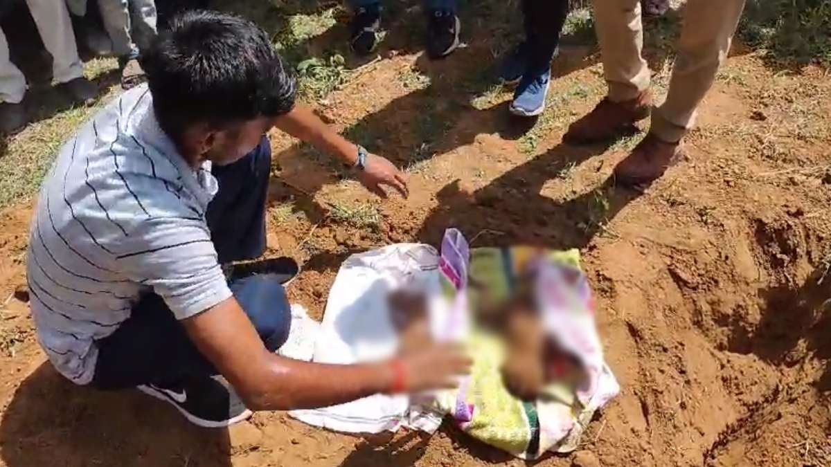 Morena News: श्मशान में दफन मिले दो नवजात, पुलिस ने शव बाहर निकालकर पीएम के लिए भेजा