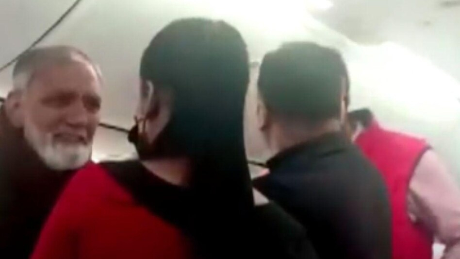 Delhi News: विमान में महिला क्रू मेंबर से बदसलूकी, गिरफ्तार