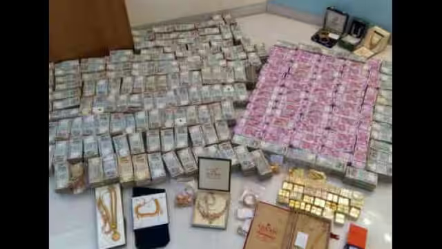 Delhi News: कारोबारी के घर से दो किलो सोना और लाखों रुपये उड़ाए