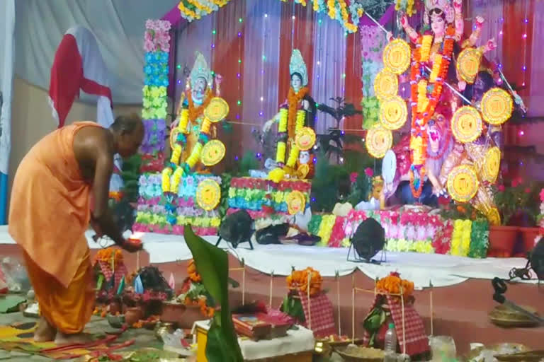नवरात्रि की छुट्टी नहीं मिलने पर दून में शुरू की पूजा, तब से 68 साल से बदस्तूर जारी है दुर्गा पूजा