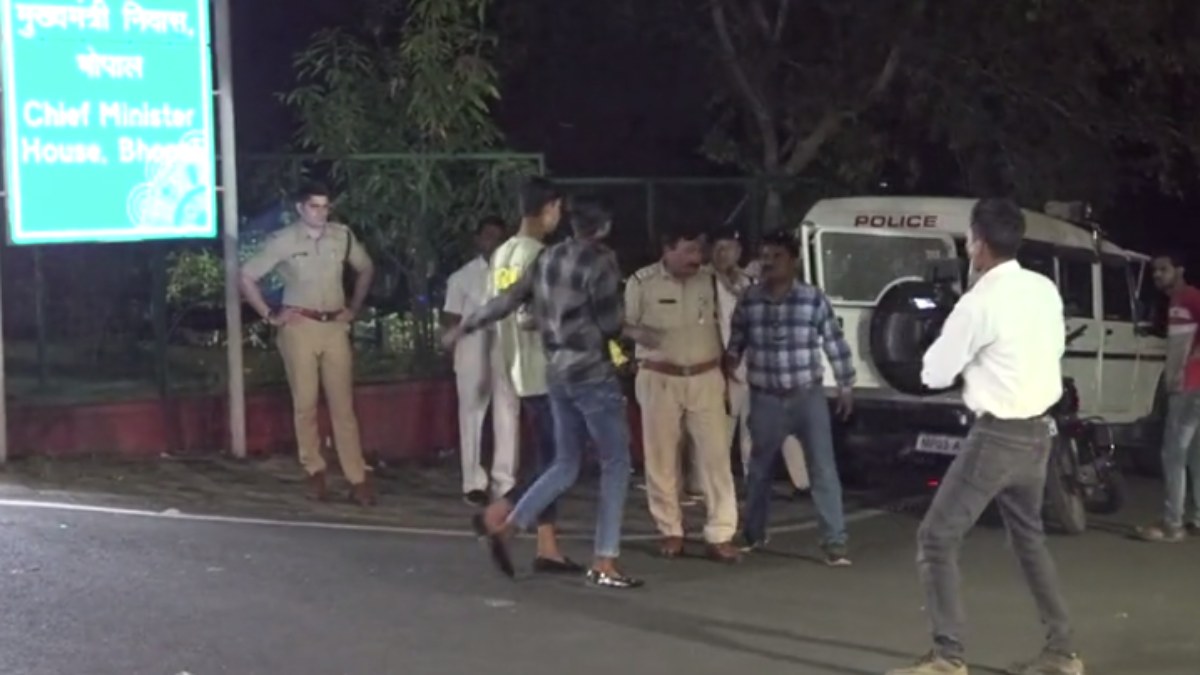 CM हाउस की सुरक्षा में बड़ी चूक: दो मोटरसाइकिलों से घुसे 6 युवक, पुलिस ने लिया हिरासत में 