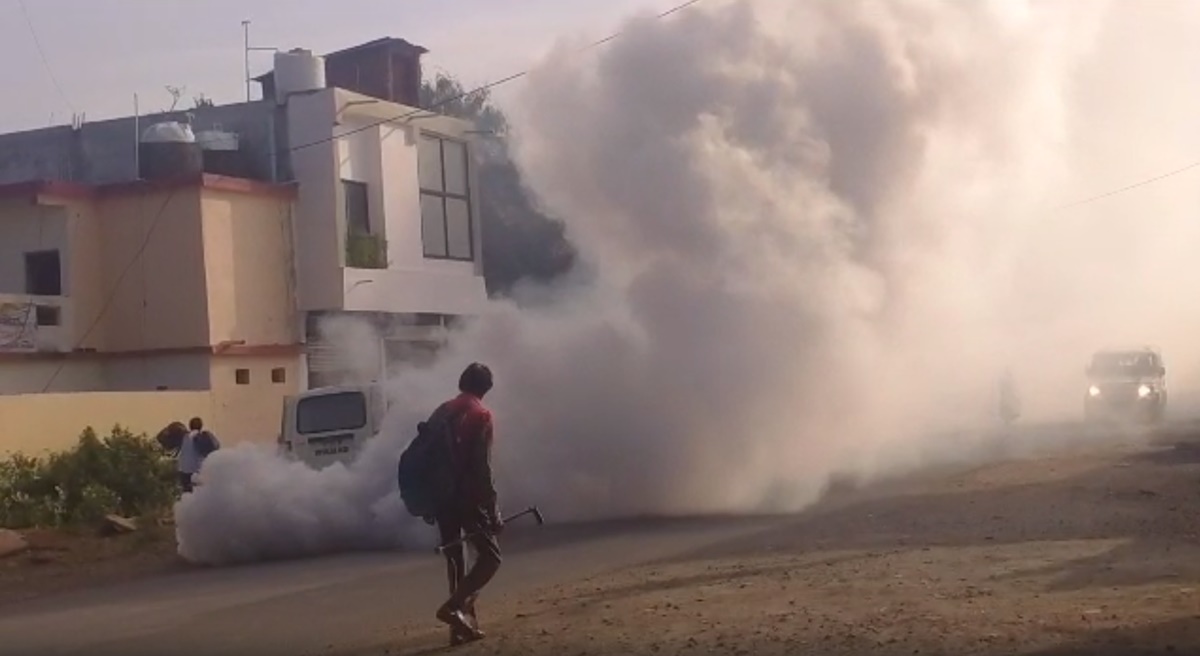MP NEWS : स्कूली बच्चों को ले जा रही वैन से उठा धुएं का गुबार, मची अफरा-तफरी
