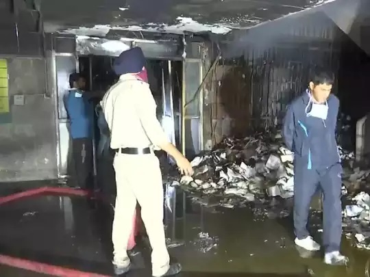 PGI के नेहरू अस्पताल में देर रात भीषण आग, मरीजों को क्रेन के जरिए निकाला गया
