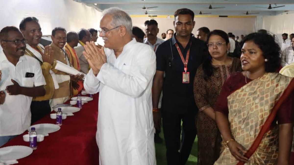 आदिवासी समाज के कार्यक्रम में शामिल हुए मुख्यमंत्री भूपेश बघेल, स्वादिष्ट छत्तीसगढ़ी व्यंजन का लिया स्वाद, समाजिक प्रमुखों ने सीएम का जताया आभार