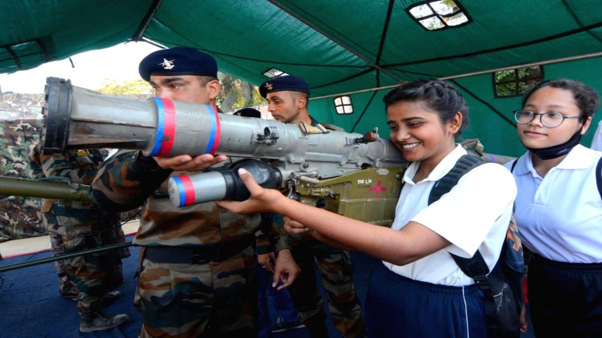 Indore News: आर्मी ने लगाई हथियारों की प्रदर्शनी, शहीदों के परिवारों से मिली जनता