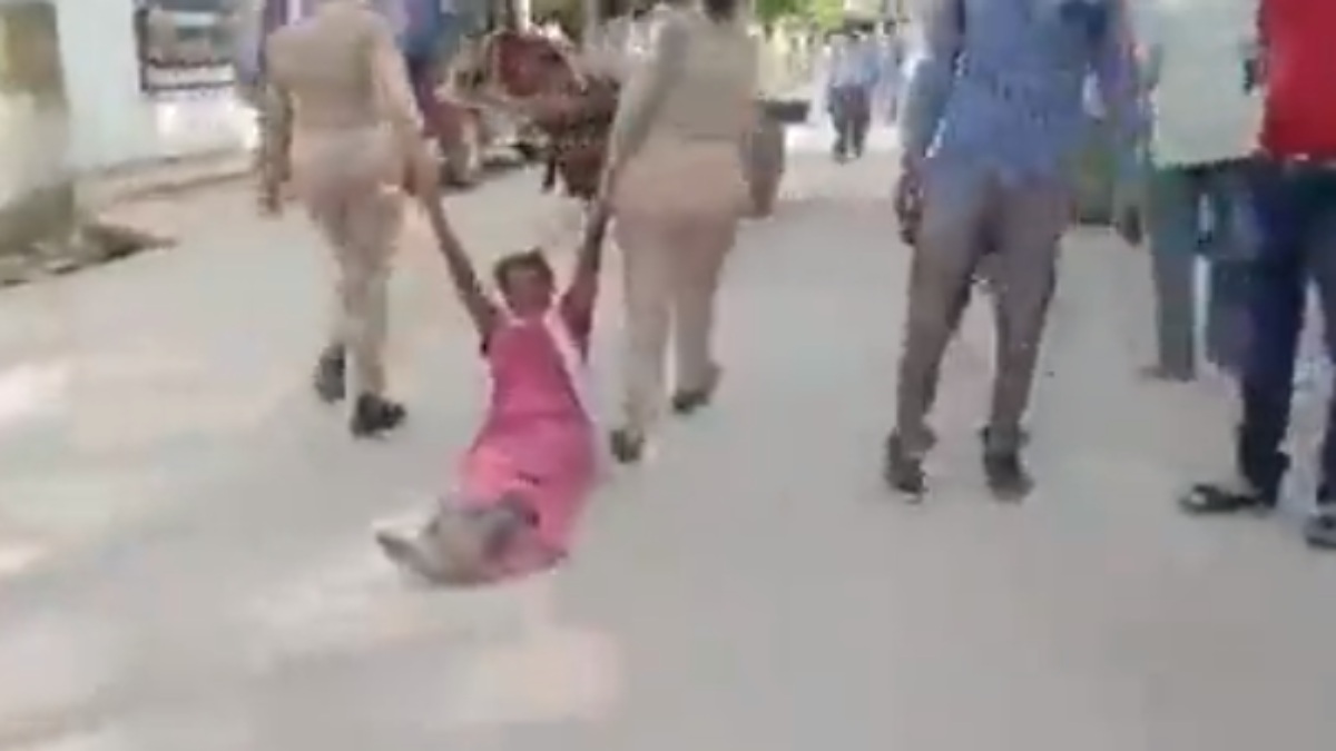 इंसानियत शर्मसार : पुलिस ने महिला को सड़क पर घसीटा, मदद के लिए लगाती रही गुहार, Video वायरल