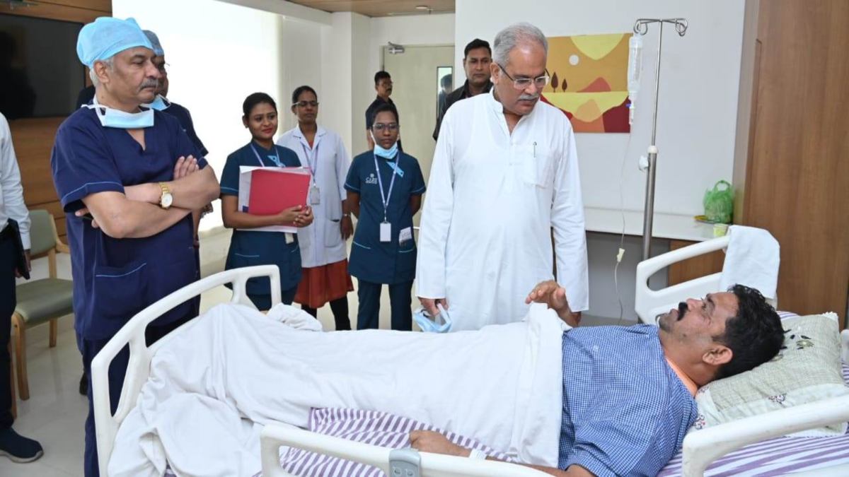 विधायक विक्रम मंडावी से अस्पताल में मिलने पहुंचे CM भूपेश बघेल, कल सड़क हादसे में हुए थे घायल