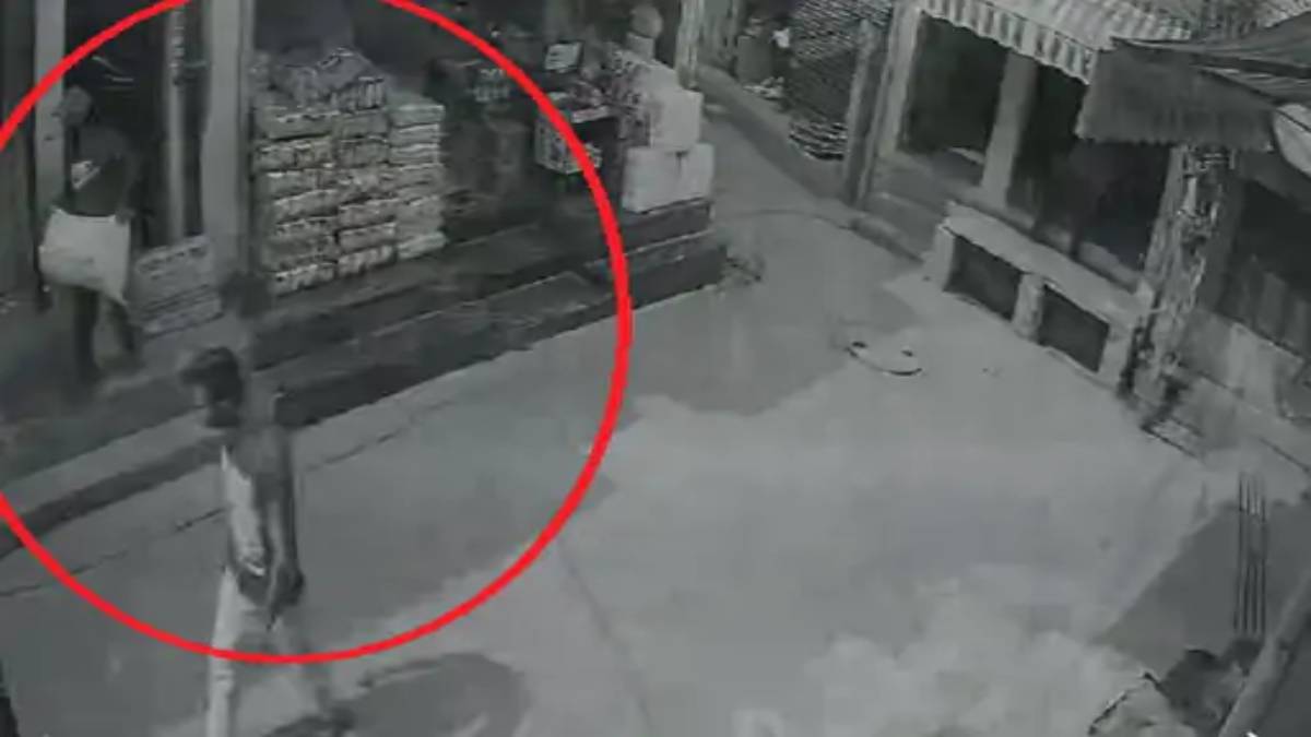 Punjab News : चक्की से आटा चुराते रंगे हाथ पकड़ाया चोर, लोगों ने पहले जमकर पीटा, फिर काटे दिए बाल