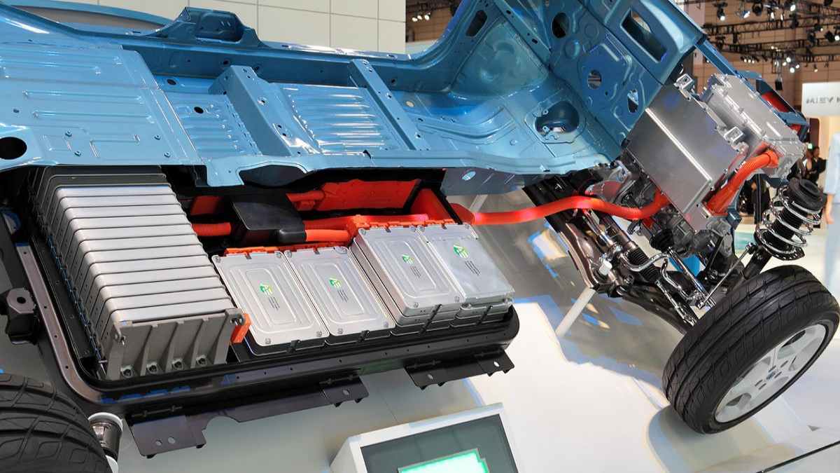 EV Battery : चीन ने प्रमुख ईवी बैटरी कंपोनेंट के निर्यात पर लगाए प्रतिबंध, जानें इसका क्या होगा असर…