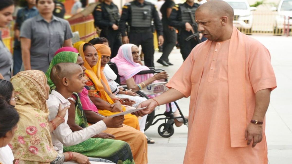 जनता दर्शन में CM योगी ने सुनीं लोगों की समस्याएं, कहा- जनसमस्याओं के निस्तारण में हीलाहवाली अक्षम्य