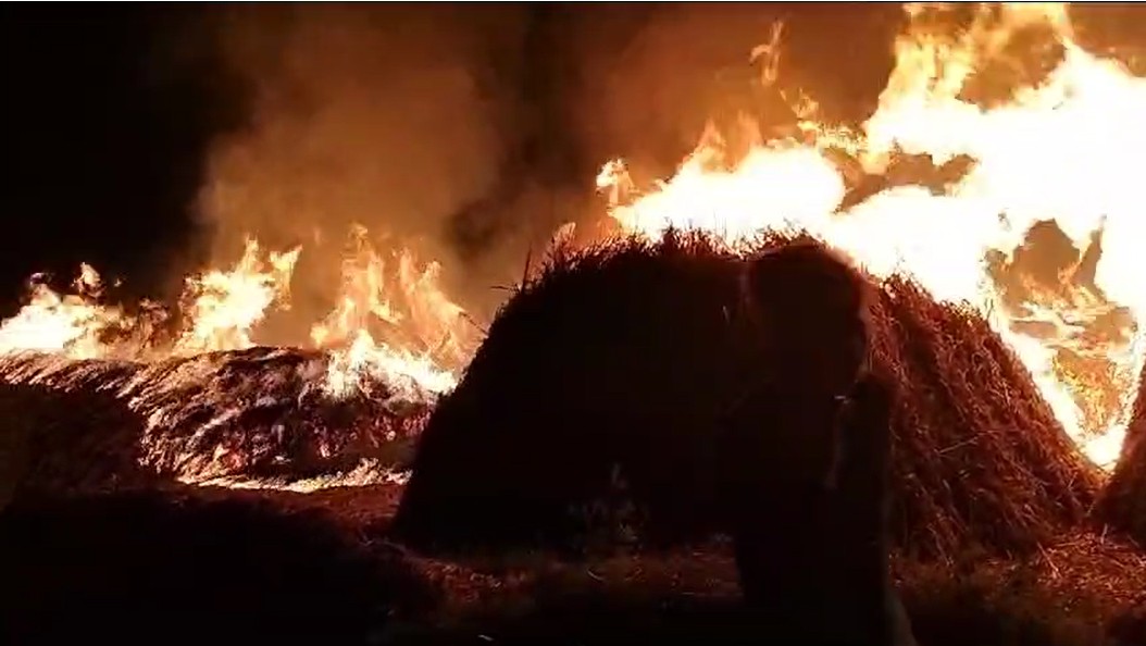 खलिहान में लगी आगः सैकड़ों बीघा की सूखी फसल जलकर राख, किसानों को हुआ लाखों का नुकसान