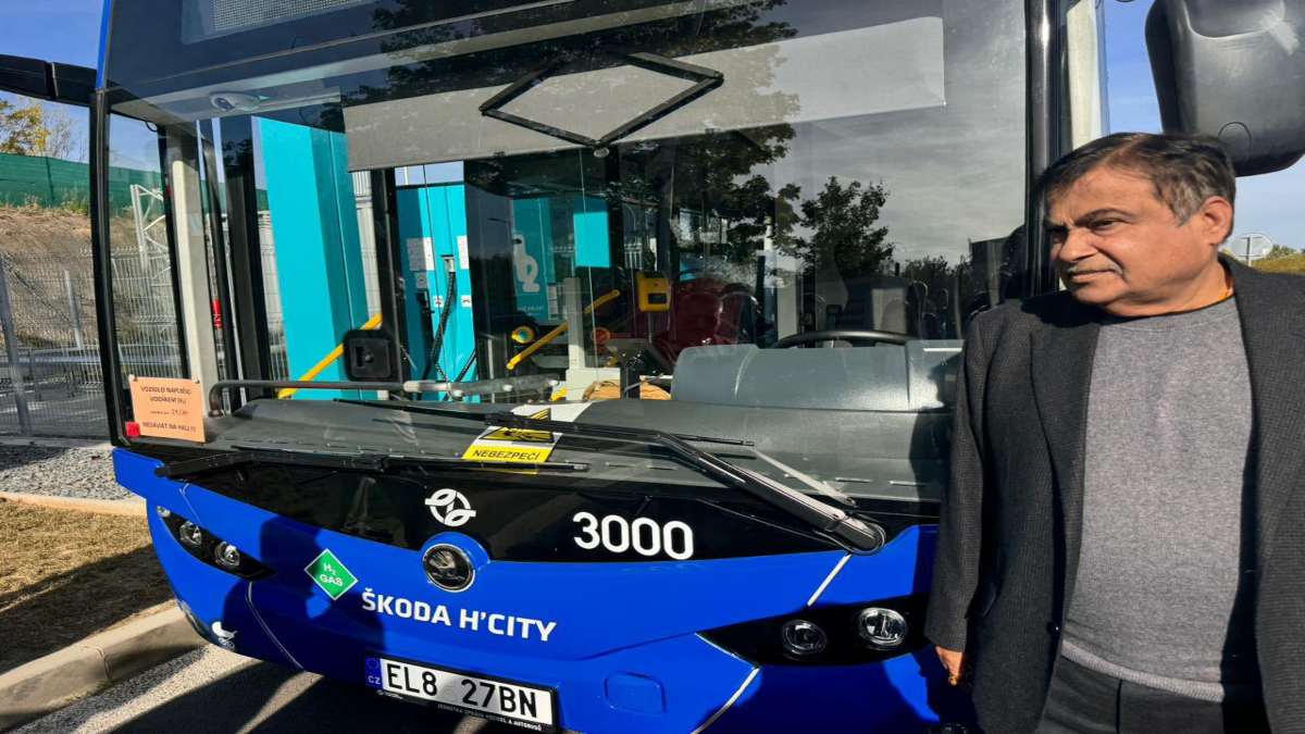 प्राग में केंद्रीय मंत्री नितिन गडकरी ने हाइड्रोजन बस में की टेस्ट ड्राइव, सोशल मीडिया पर शेयर किया VIDEO