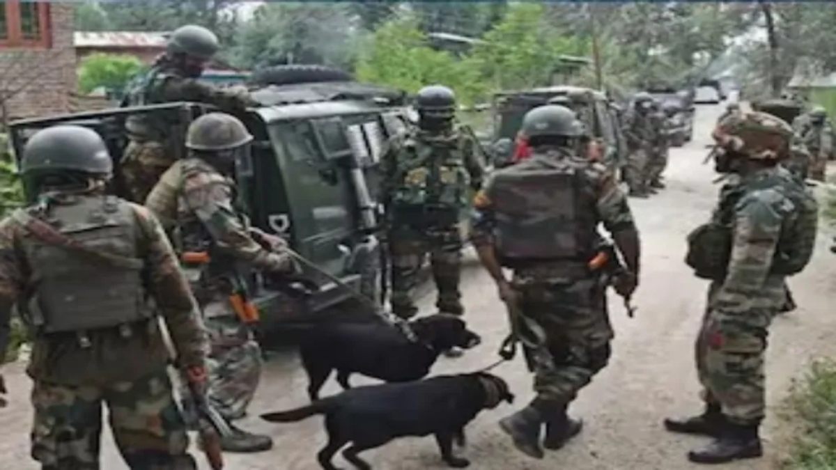 जम्मू कश्मीर में सर्च अभियान के दौरान सुरक्षाबलों और आतंकियों के बीच मुठभेड़, सेना और पुलिस ने इलाके को घेरा