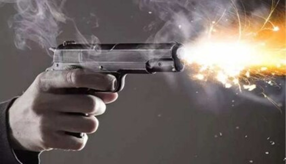 राजधानी में बैखौफ अपराधी: दिनदहाड़े सरेराह युवक पर बदमाशों ने झोंका फायर, गोली लगने से हालत गंभीर