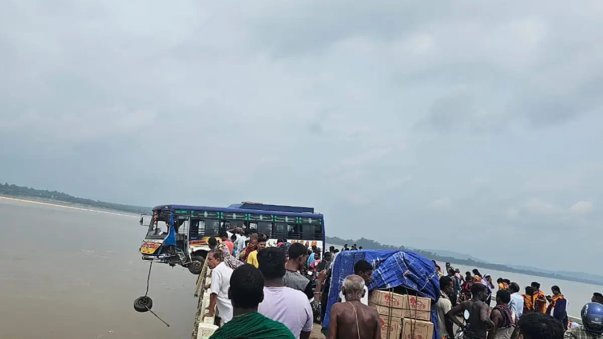 Bus tilted off Jatamundia-Subarnapur bridge over Mahanadi near Banki