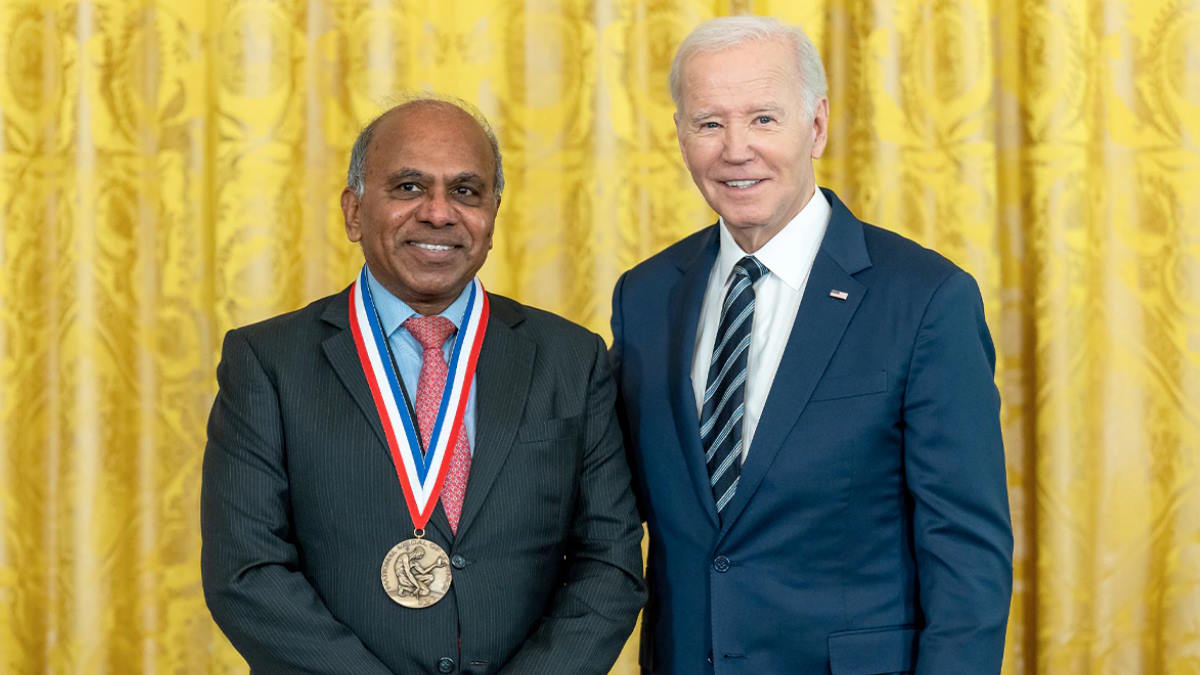 भारतीय-अमेरिकी वैज्ञानिक सुब्रा सुरेश को मिला अमेरिका का राष्ट्रीय विज्ञान पदक, राष्ट्रपति बिडेन ने किया प्रदान
