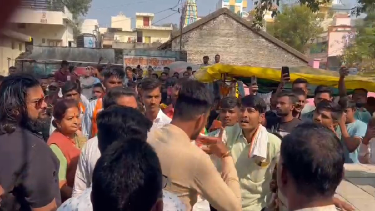 मतदान से पहले बीजेपी प्रत्याशी का विरोध: छत्रपति शिवाजी महाराज की प्रतिमा पर माल्यार्पण करने से रोका, VIDEO वायरल  