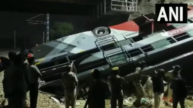 Rajasthan Road Accident: दौसा में बड़ा हादसा, रेलवे ट्रैक पर गिरी अनियंत्रित बस, चार की मौत, कई घायल