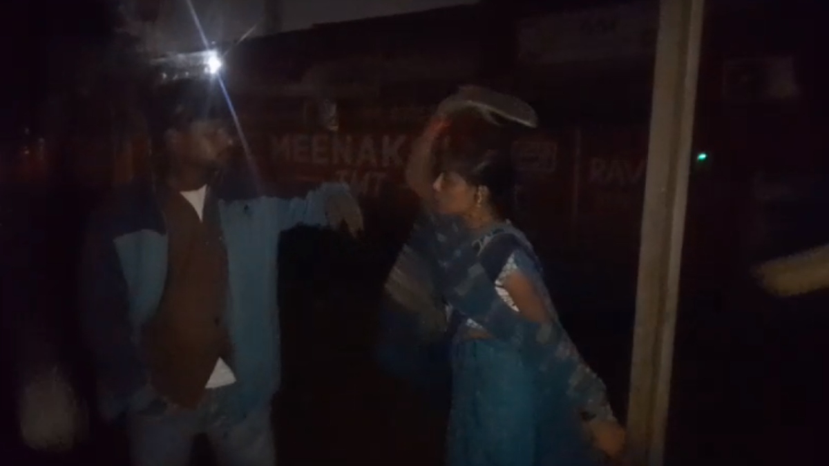 छेड़खानी करना मनचले को पड़ा महंगा: महिला ने सरेराह दौड़ाकर युवक को चप्पलों से पीटा, VIDEO आया सामने