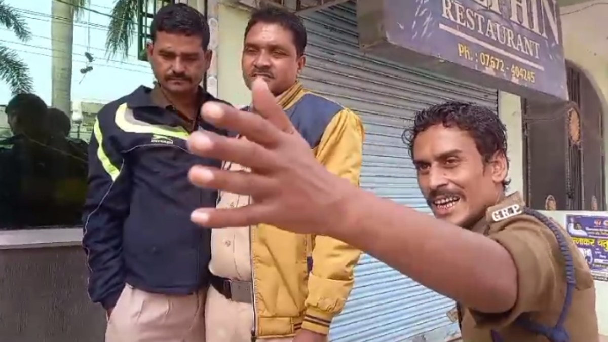 चुनावी ड्यूटी के दौरान नशे में धुत दिखे पुलिसकर्मी: बीच सड़क किया हंगामा, वीडियो वायरल होने के बाद हुई कार्रवाई