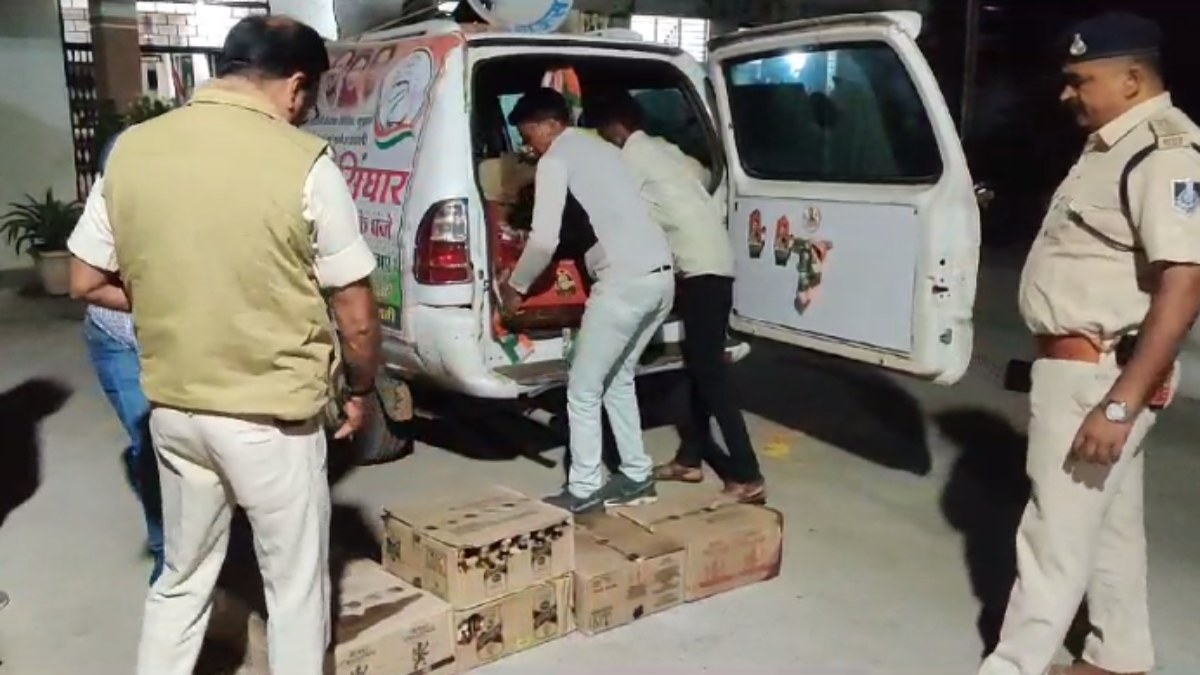 Election Breaking: कांग्रेस प्रत्याशी पर FIR दर्ज, प्रचार वाहन में मिली अवैध शराब की पेटियां