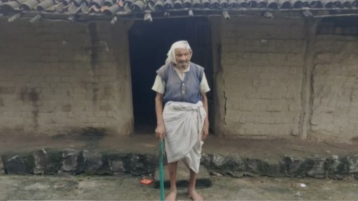 जज्बे को सलाम: 116 वर्षीय बुजुर्ग ने किया मतदान, सबसे अधिक उम्र के मतदाताओं में नाना भील शामिल