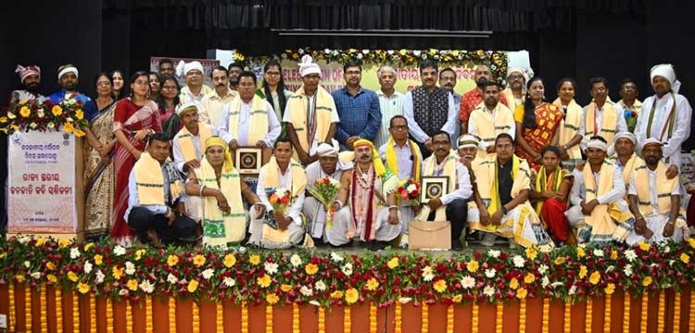 Odisha News: ओडिशा के जनजातीय उच्च विद्यालयों में 100 से अधिक जनजातीय भाषा प्रयोगशालाओं के निर्माण का निर्णय, जनजातीय संस्कृति को संरक्षित करने की एक पहल…