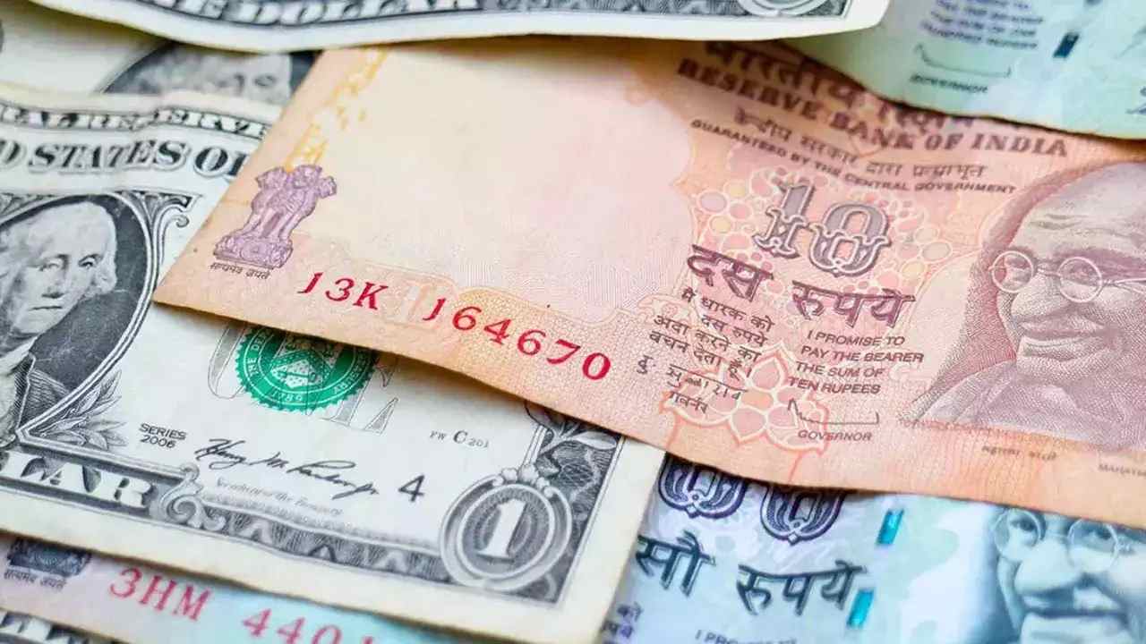 Dollar Vs Rupee News: अंतरराष्ट्रीय बाजार में डॉलर में गिरावट, डॉलर के मुकाबले चमक उठा रुपया, जानिए कितने का आया उछाल ?