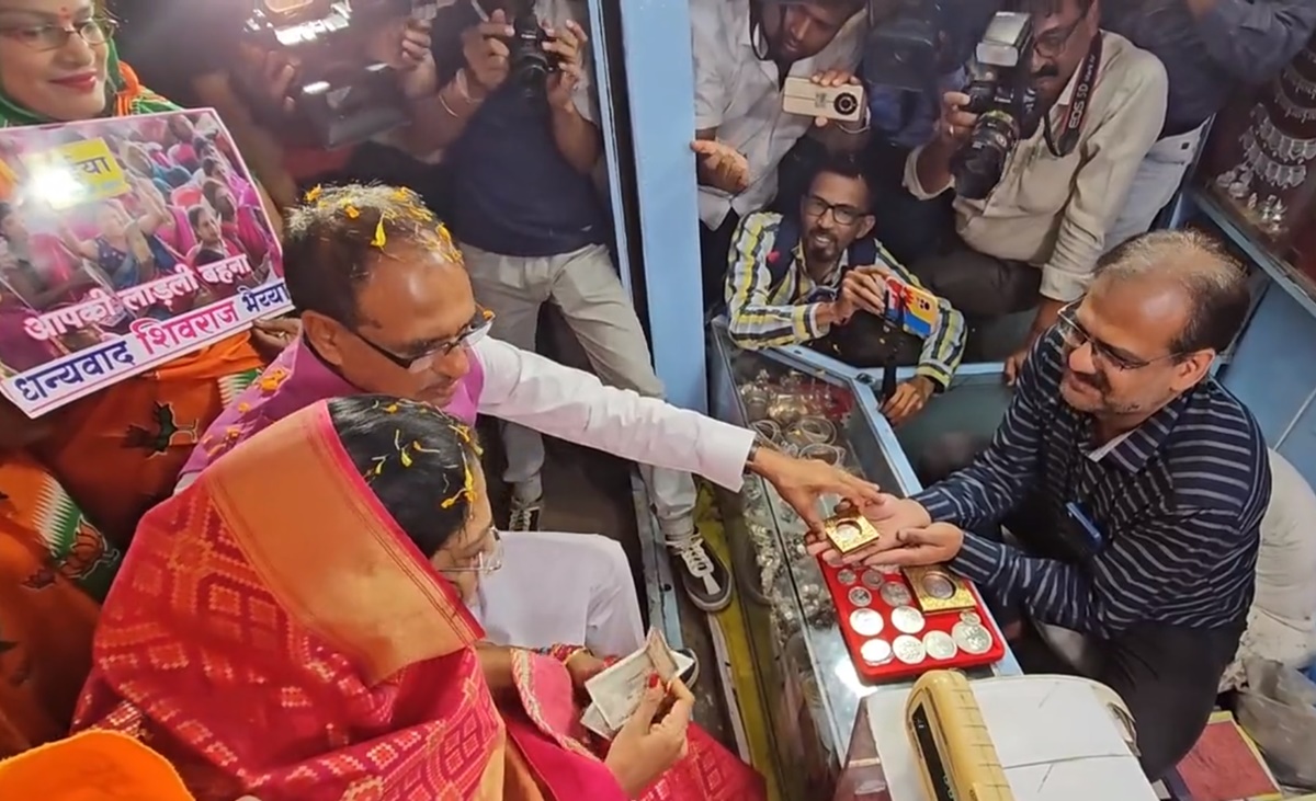 लाड़ली बहनों के साथ खरीदी करने सराफा बाजार पहुंचे CM शिवराज, धनरतेरस पर पत्नी संग खरीदा चांदी का सिक्का