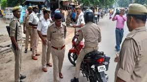 गौतमबुद्ध नगर: सड़क पर नोट उड़ाने वालों का पुलिस ने काटा 3.94 लाख का चालान, पांच गाड़ियां हुईं जब्त