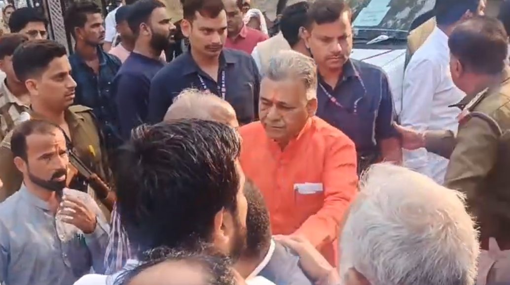 मंत्री की चुनावी बौखलाहट : इंदर सिंह परमार ने मतदान केंद्र में सरेआम दी धमकी, कहा- 5 बजे बाद आ जाना देख लेंगे, देखिए Video