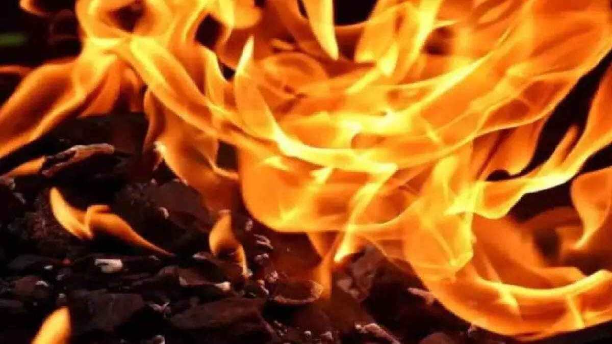 दिवाली के दिन हादसा : फ्लैट और गोदाम में लगी भीषण आग, लाखों का सामान जलकर खाक