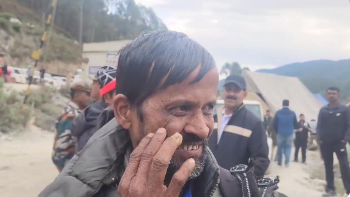 Uttarkashi Tunnel Accident : टनल से बेटे के बाहर आने से पहले भावुक हुए पिता, देखिए VIDEO…