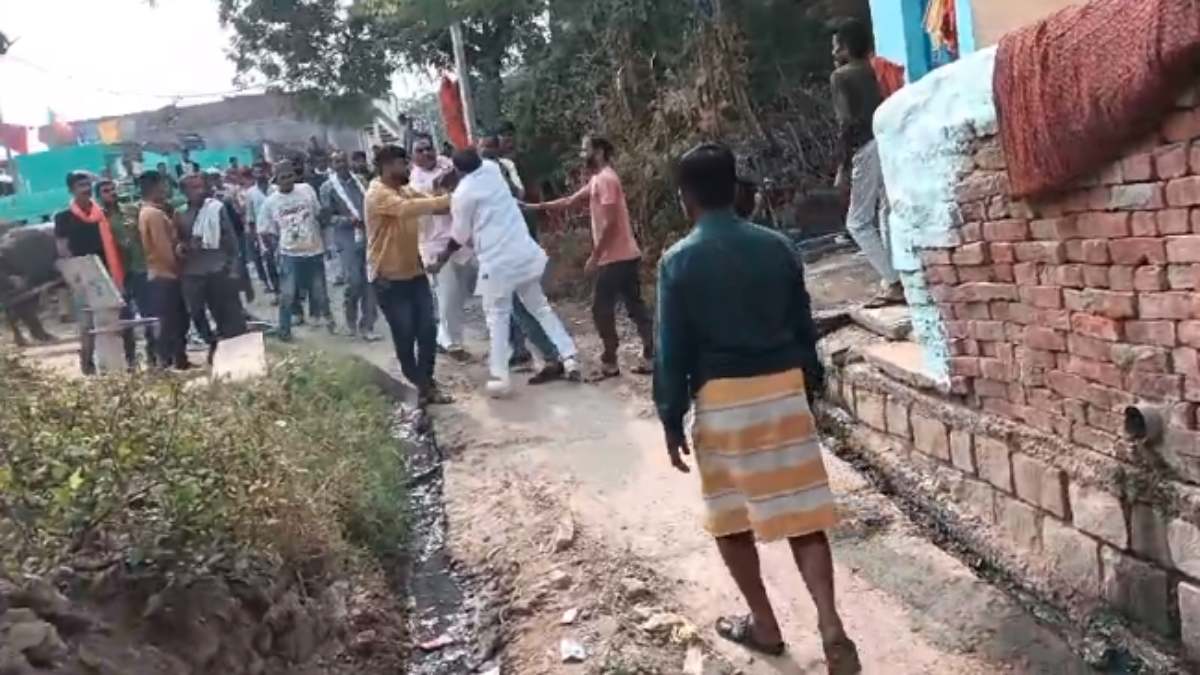 BJP कार्यकर्ताओं की खुलेआम गुंडागर्दी : मतदान केंद्र में भाजपा के लोग नहीं डालने दे रहे थे वोट, विरोध किया तो AAP एजेंट के साथ की मारपीट