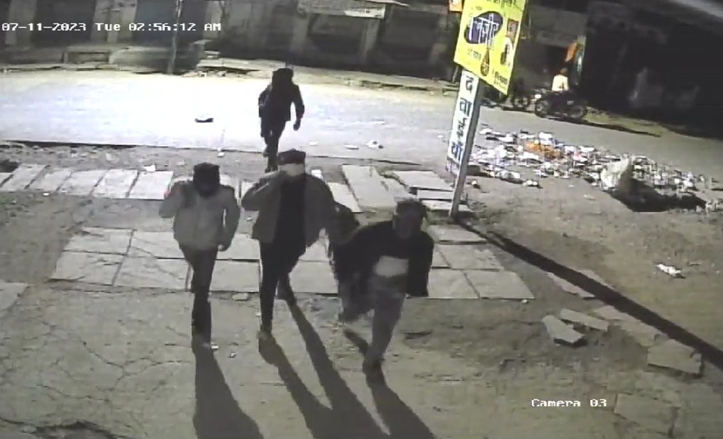 छह चोर और 6 दुकानः शटर तोड़कर चोरी की वारदात को दिया अंजाम, घटना सीसीटीवी कैमरे में कैद