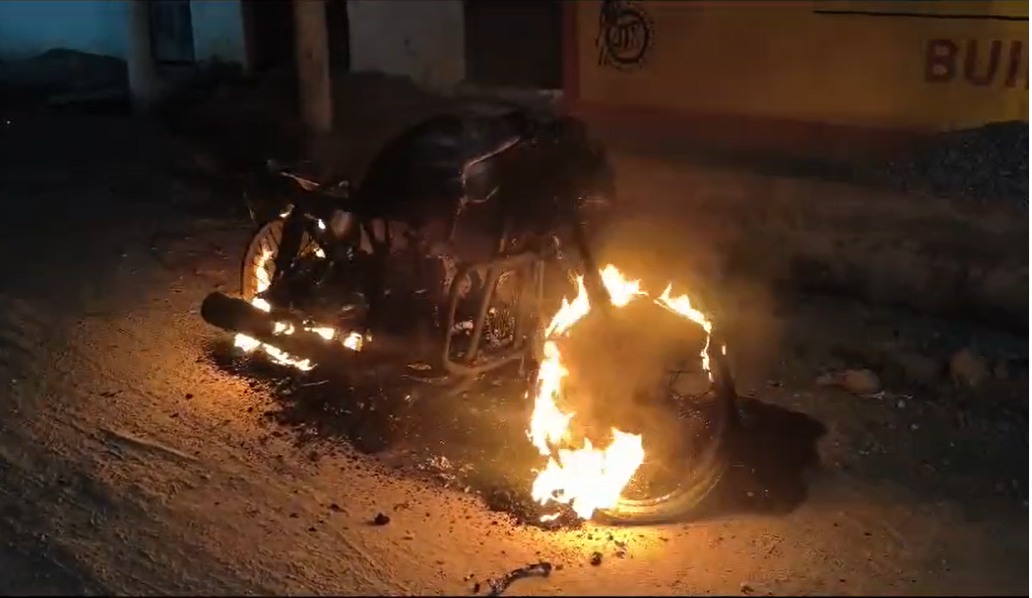 बड़ी खबरः कांग्रेस नेता पर पेट्रोल बम से हमला, शराब बांटने से मना करने पर बाइक में लगा दी आग