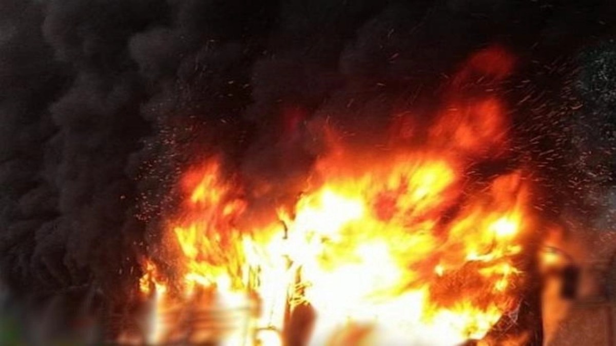 Noida News : चमड़ा फैक्ट्री में लगी भीषण आग, मचा हड़कंप