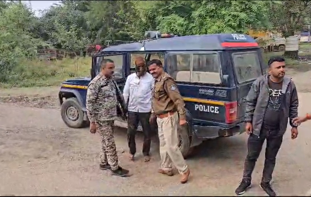 शादी में दावत खाने पहुंचे इनामी बदमाश को पुलिस ने किया गिरफ्तार: एक हथियार और  50 जिंदा कारतूस बरामद, दो वारंट हो चुके हैं जारी
