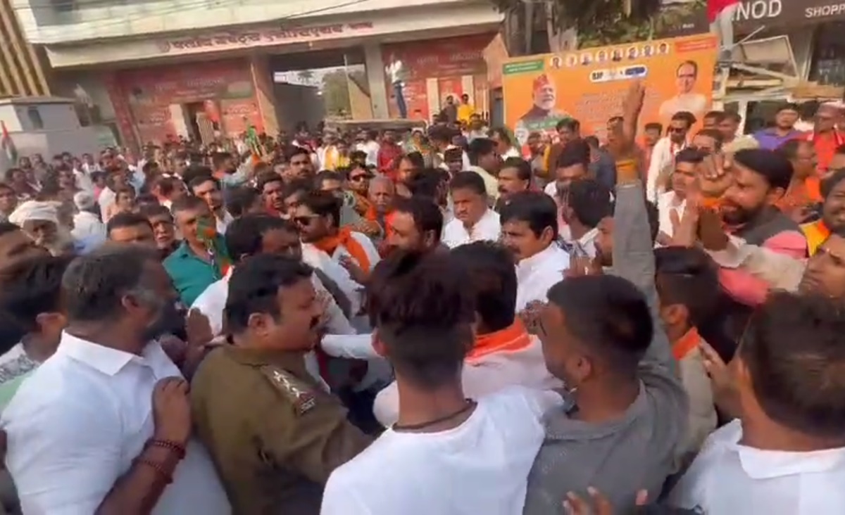 शक्ति प्रदर्शन के दौरान एक दूसरे से भिड़े समर्थक: BJP-कांग्रेस कार्यकर्ताओं में बहस के बाद झूमाझटकी, पुलिस ने शांत कराया मामला
