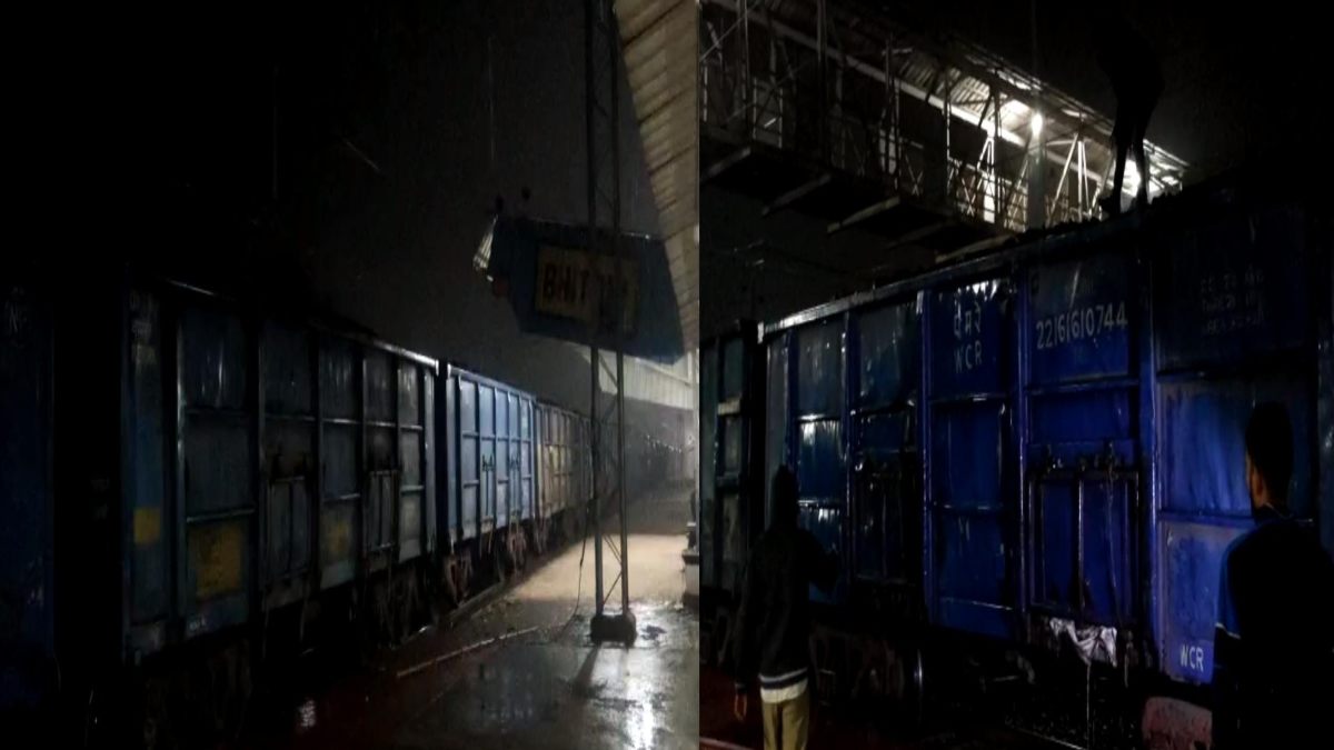 BREAKING: कोयले से भरी मालगाड़ी के डिब्बे में लगी आग, रेलवे स्टेशन पर मची अफरा-तफरी