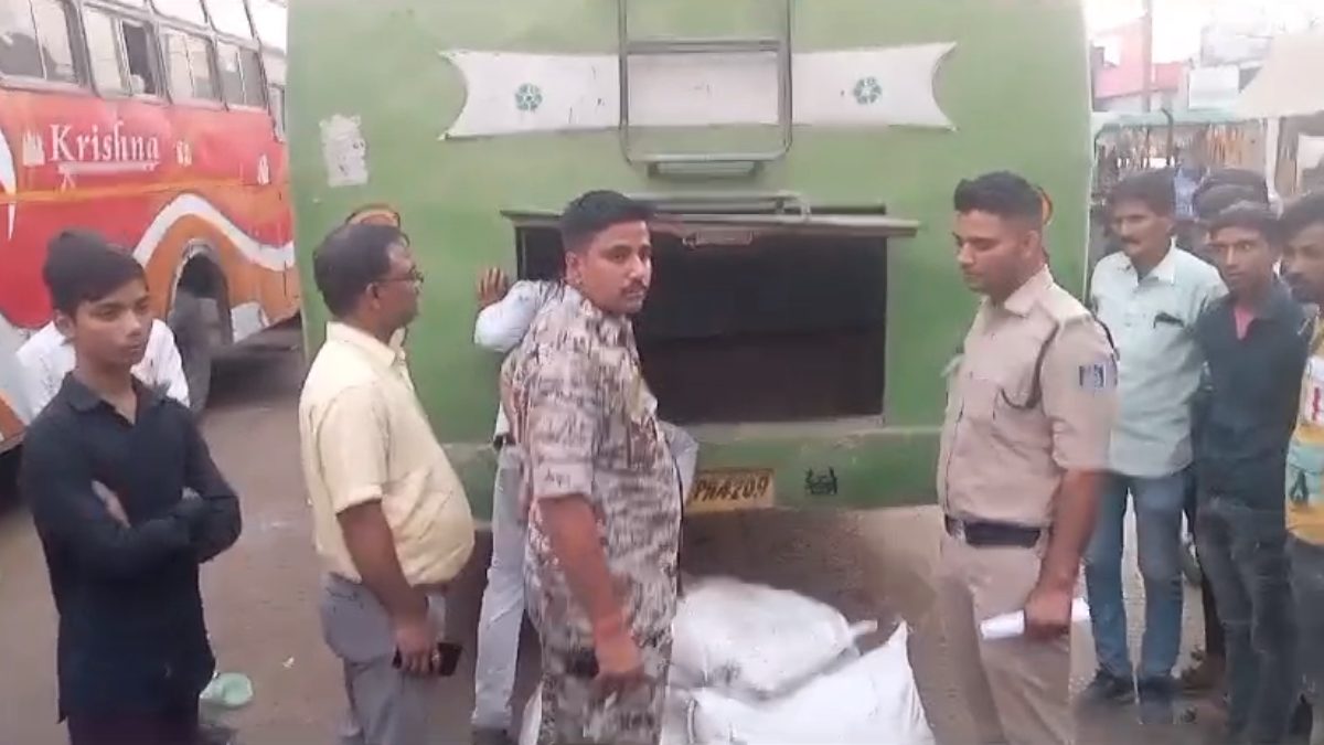 एक्शन में खाद्य विभाग और पुलिस: यात्री बस से 350 किलो मावा जब्त, जांच के बाद होगी कार्रवाई